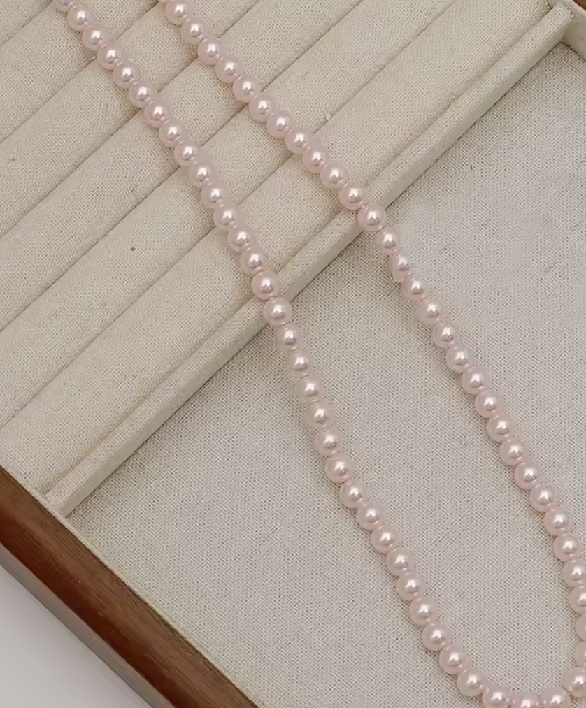 Relicario collar de perlas rosas con dije especial ovalado
