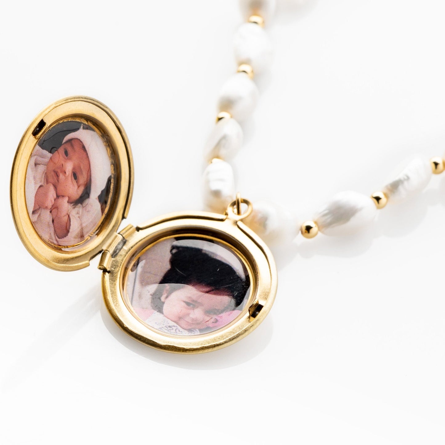 Relicario collar de perlas con diseño especial