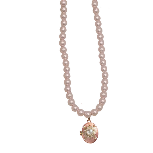 Relicario collar  de perlas rosas con dije especial ovalado rosa