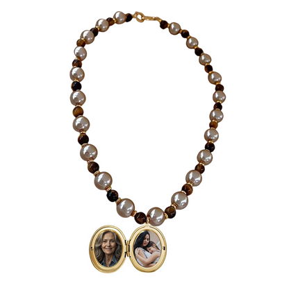 Relicario collar  de perlas marrón con diseño especial