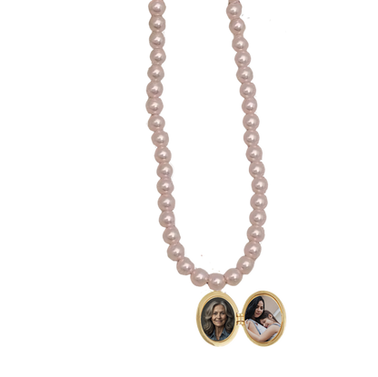 Relicario collar  de perlas rosas con dije especial ovalado